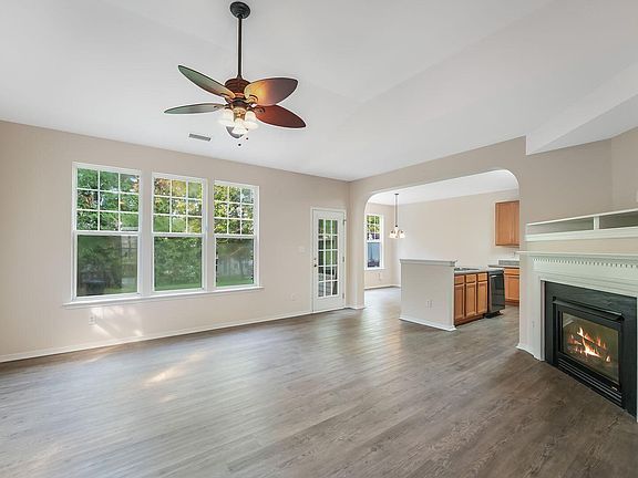 4th image of 206 Bell Tower Way