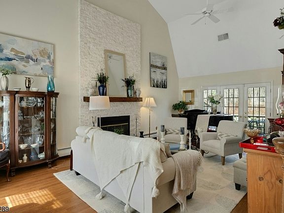 4th image of 47 Dexter Dr N