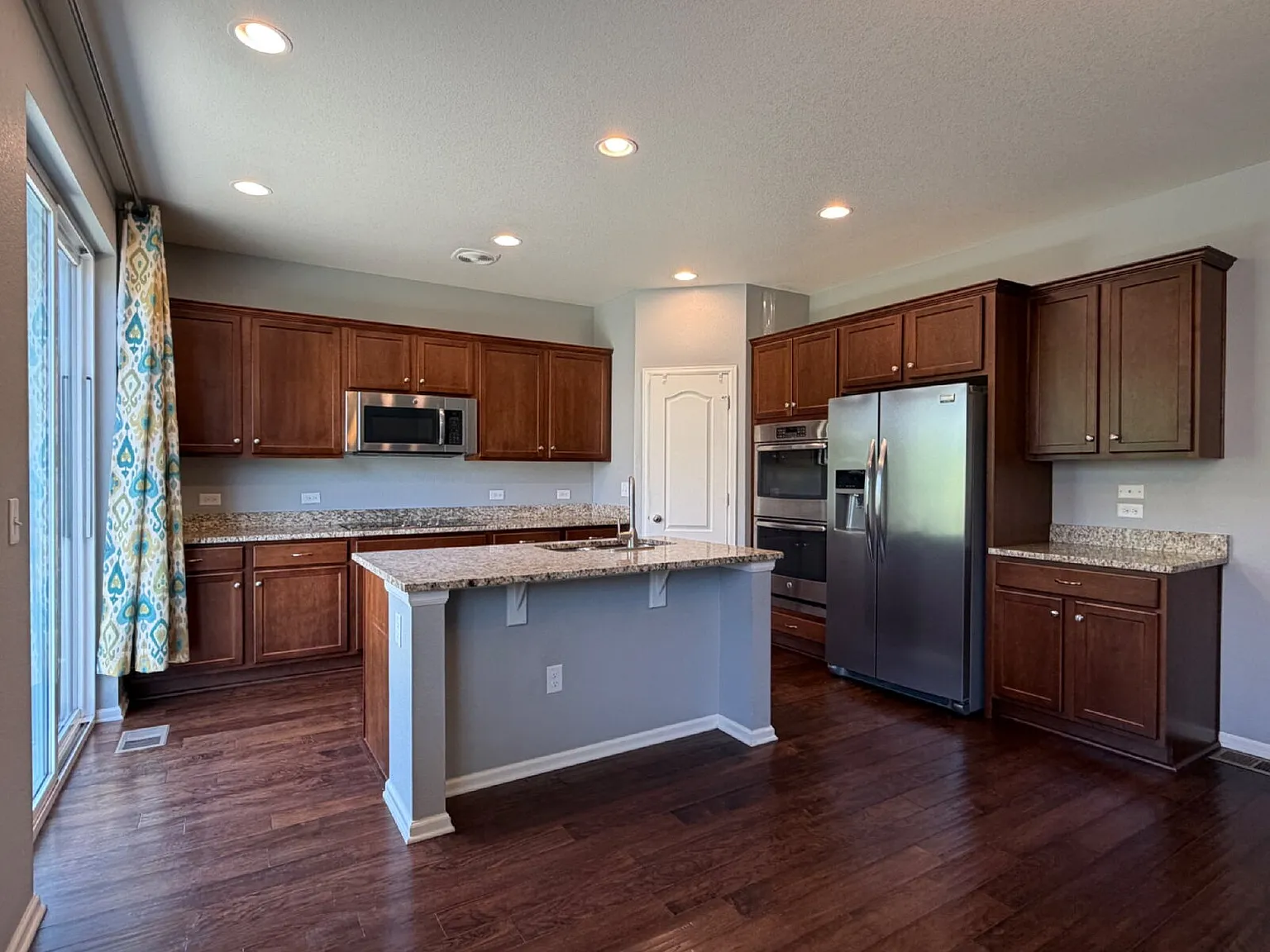 4 bed, 3.0 bath, 4000 sqft, $3,450 — Photo 2