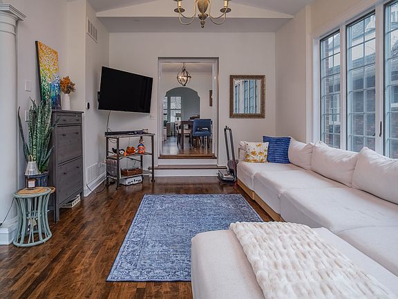 5th image of 728 Howard St