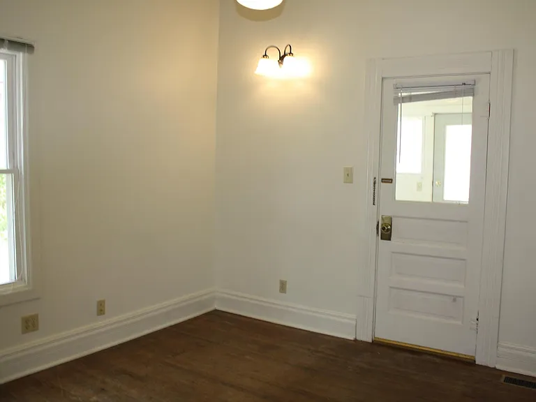 515 S Woodlawn Ave — Photo 9
