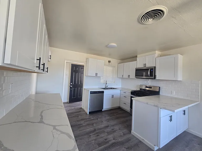 1200 W Water St — Photo 3