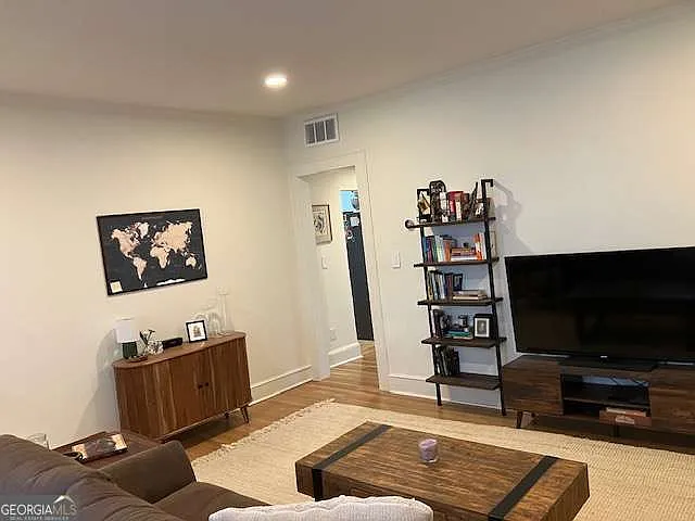 435 10th St NE #18 — Photo 8