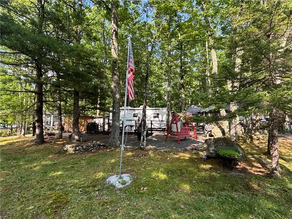 1989 Opussum Ln, Shohola, PA 18458