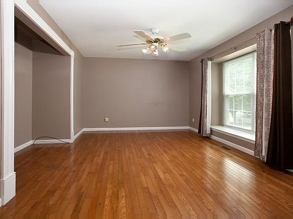 2nd image of 912 Oak Knoll Manor Dr