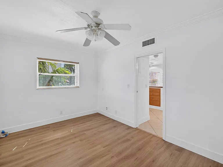 901 NE 3rd St #205 — Photo 17