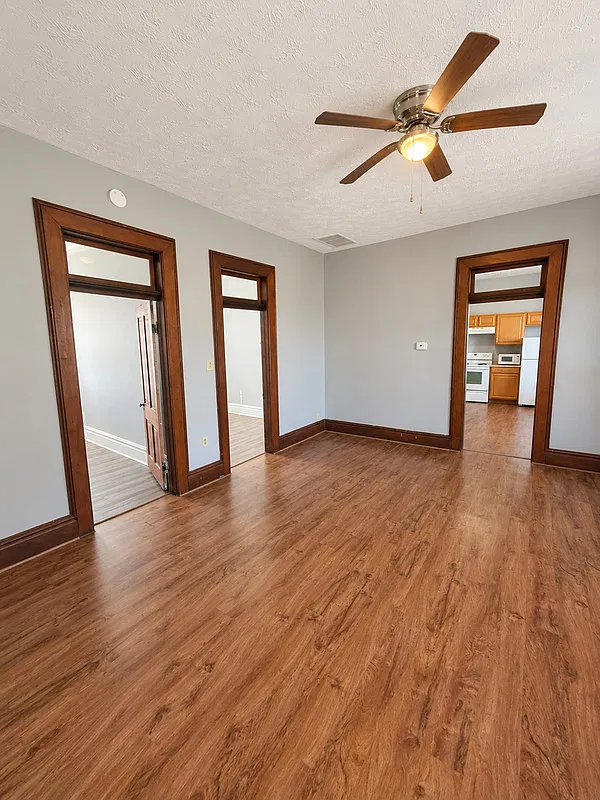 3 bed, 1.0 bath, 1050 sqft, $1,575 — Photo 3