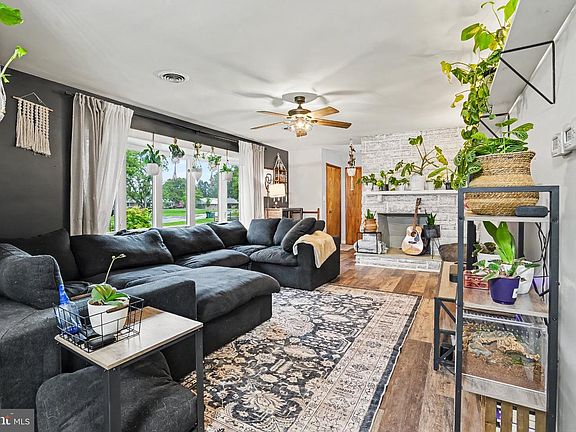 3rd image of 1029 Laurel Dr