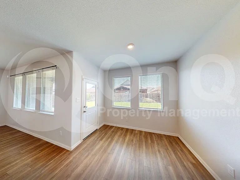 2402 Buchanan Ln — Photo 19