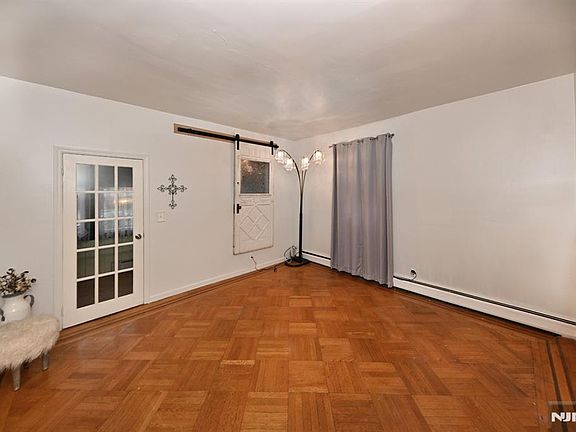 4th image of 236 Rochelle Ave