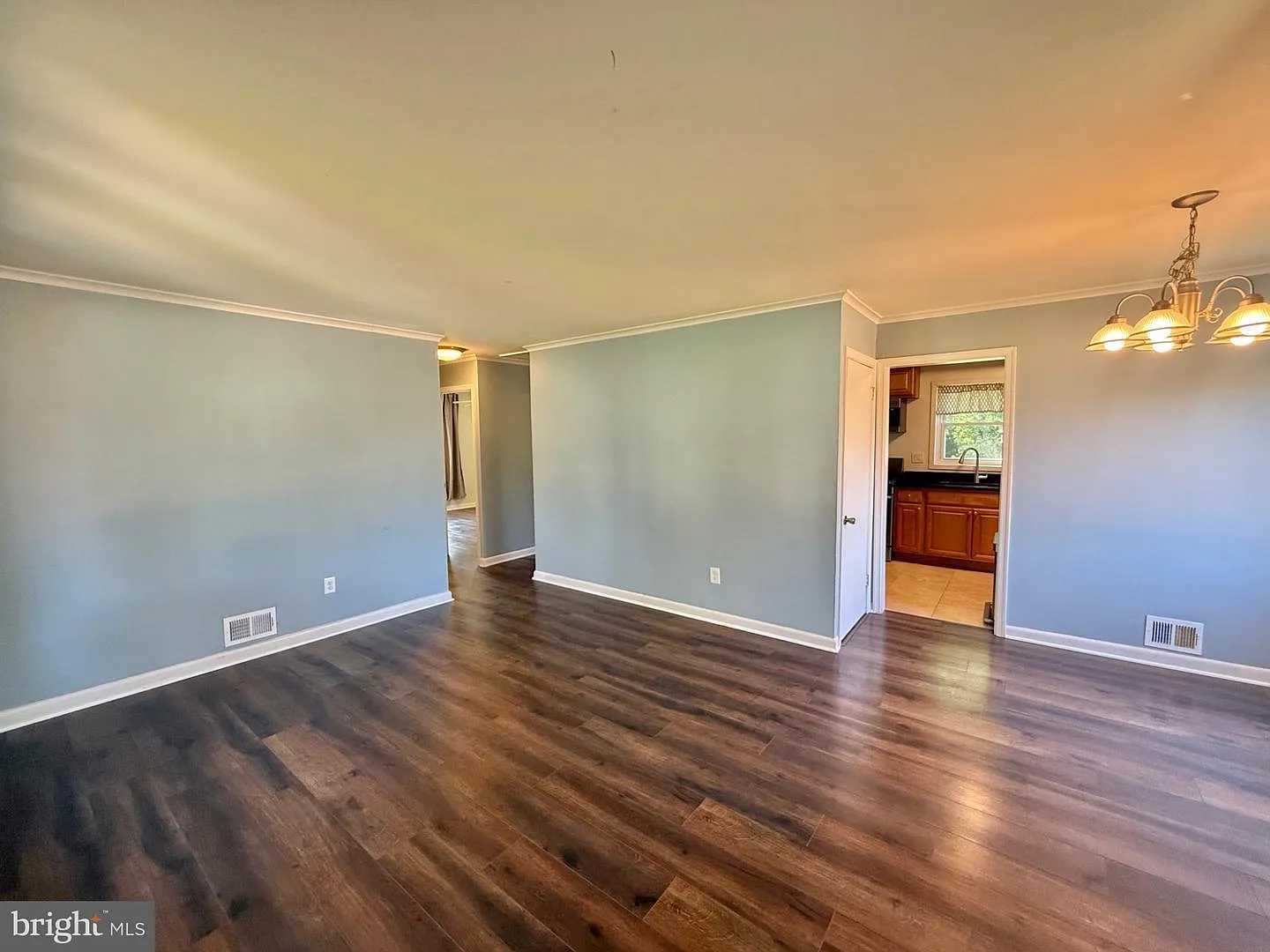 4 bed, 1976 sqft, $2,999 — Photo 2