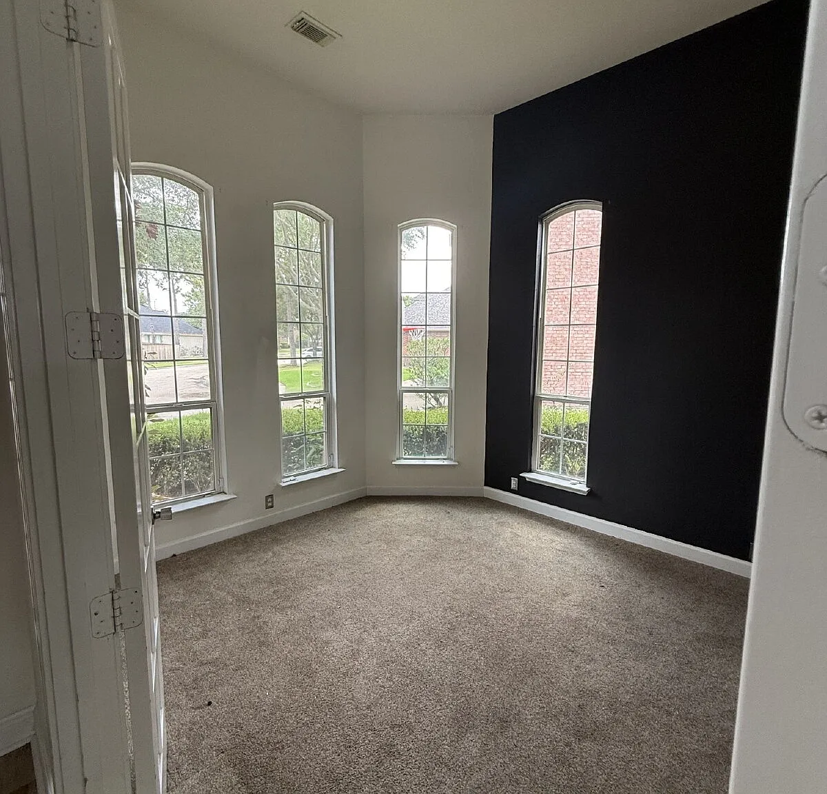 4 bed, 3.5 bath, 3991 sqft, $3,400 — Photo 2
