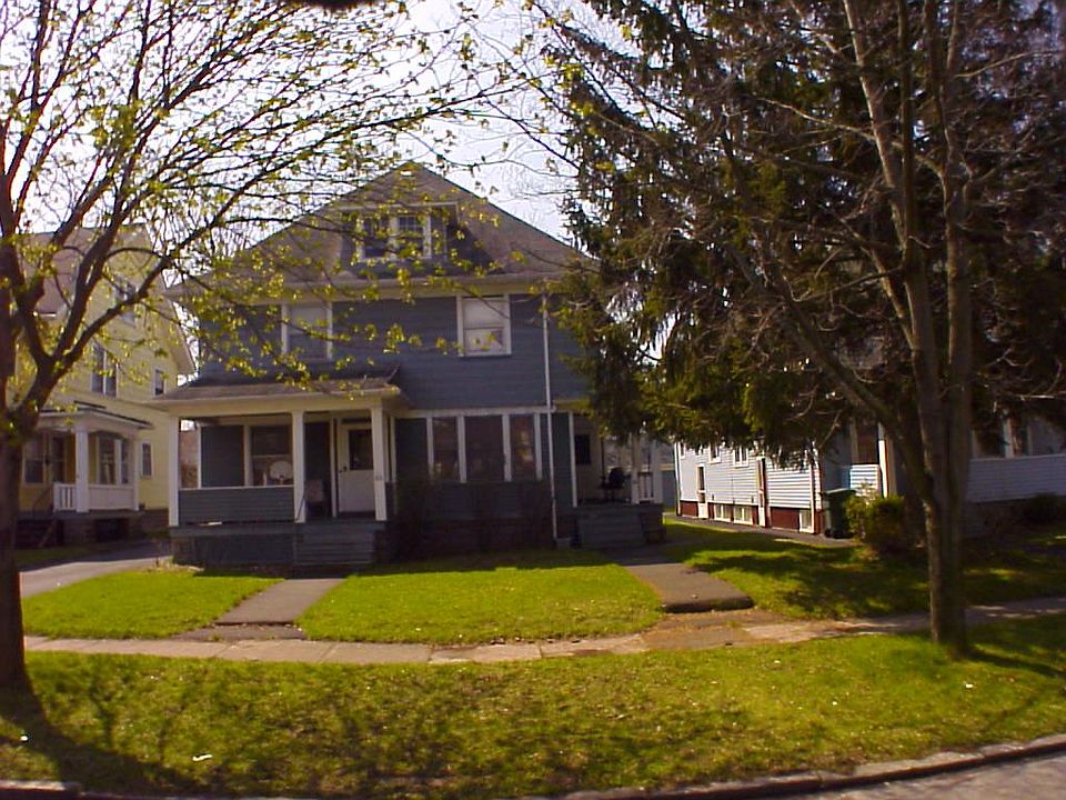 Nice friendly neighborhood - 15 minute walk to Medical Center, close to the expressway, short drive to RIT