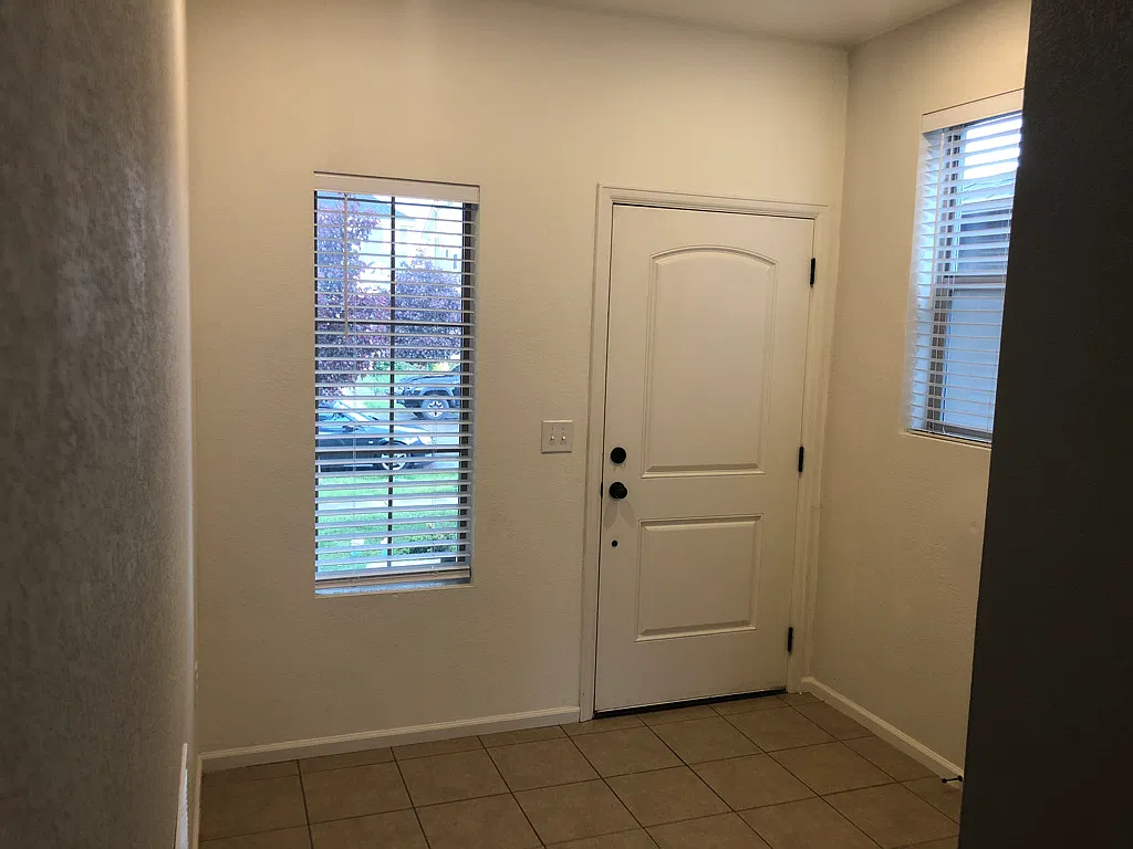 3 bed, 2.5 bath, 2321 sqft, $3,200 — Photo 3