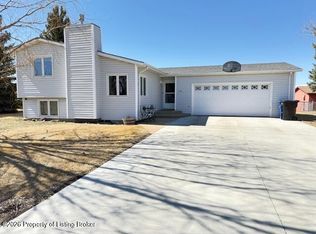 664 6th Ave SW, Dickinson, ND 58601