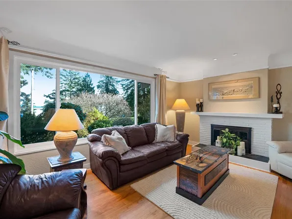 2229 Arbutus Rd, Saanich, BC V8N 1V2