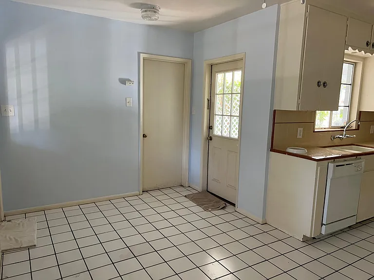 4239 E Flower St — Photo 16