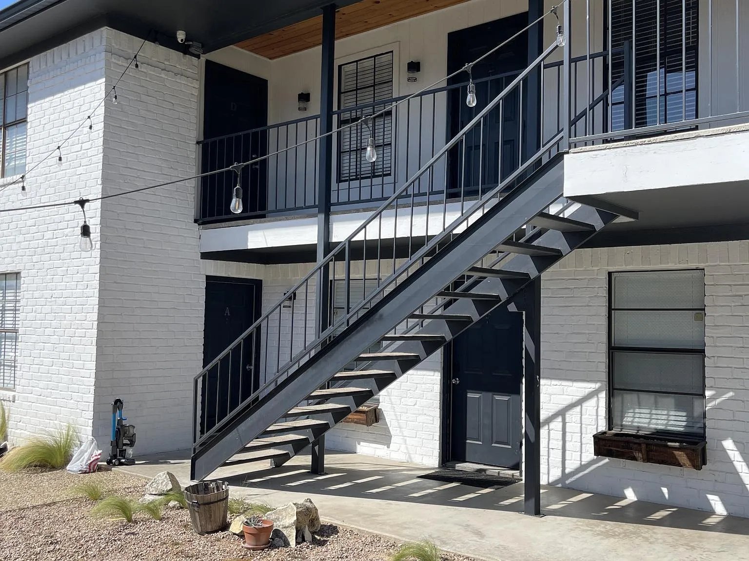 1325 Bagby Ave — Photo 2