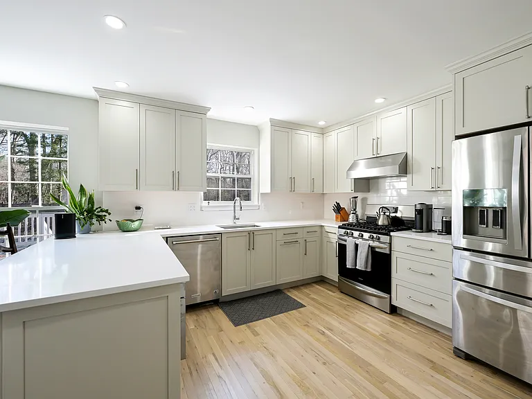 35 Tyrone Dr — Photo 11