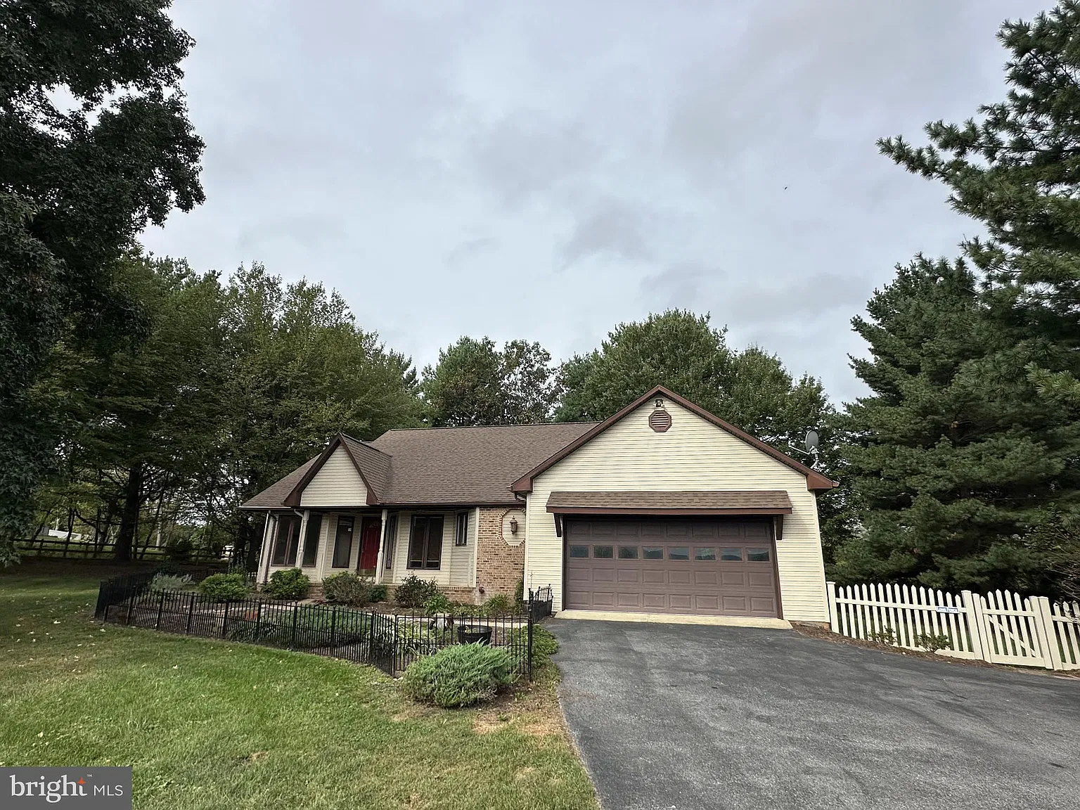 3 bed, 2.0 bath, 1785 sqft, $2,700 — Photo 1