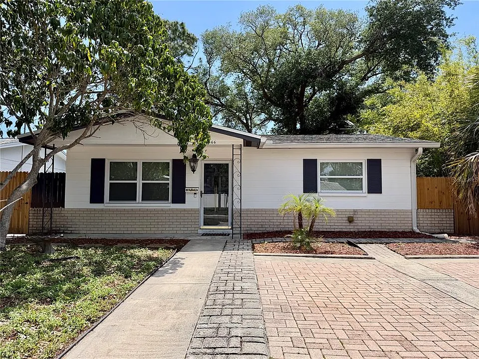 166 SW Lincoln Cir N