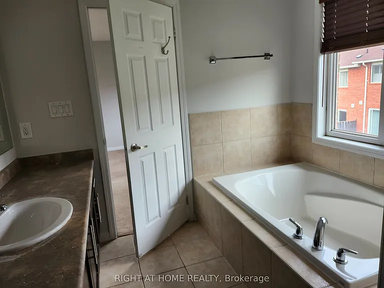 786 Bolingbroke Dr — Photo 29