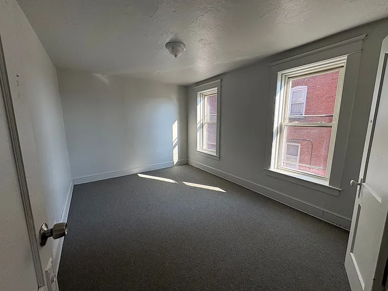 427 S Elm St — Photo 2