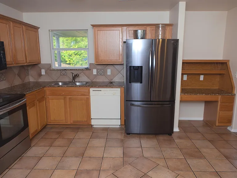 1600 Quarry Dr — Photo 12