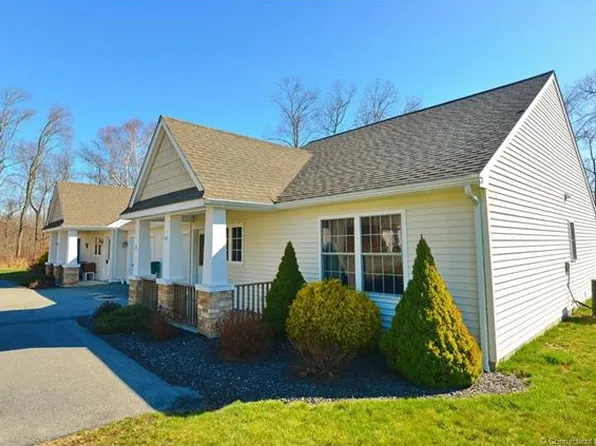 25 River Walk Dr, Brooklyn, CT 06234