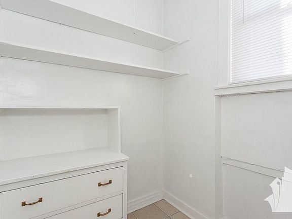 4th image of 841 W Oakdale Ave