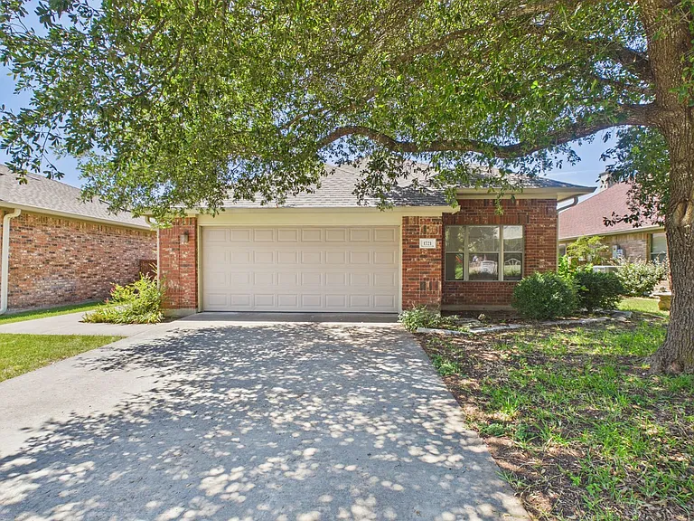 1721 Cherrywood Dr — Photo 1