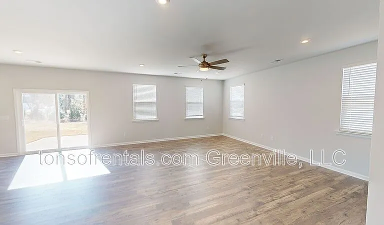 1109 Maridian St — Photo 5