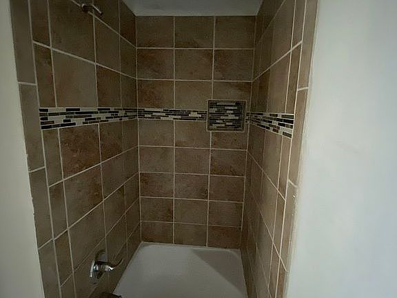 5th image of 734 Oakgrove Dr