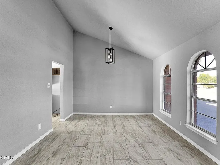 3709 Roslyn Dr — Photo 5