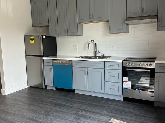 3rd image of 1702 S Hoover St #202