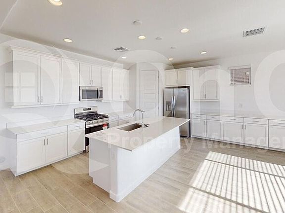 3rd image of 2865 E Frontiersman Ln