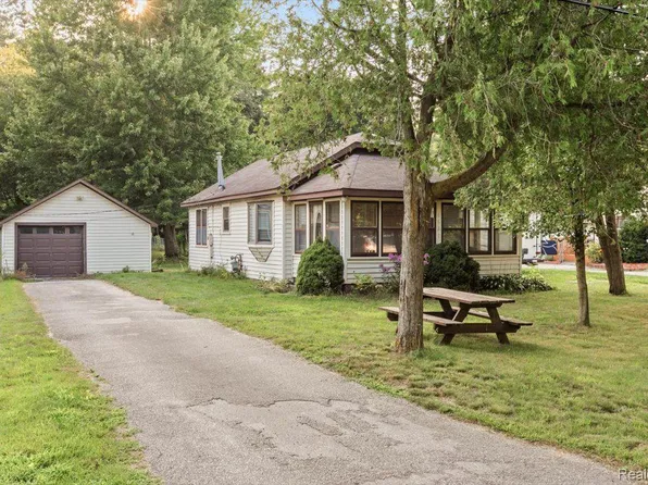 6621 Bunker Rd, Lakeport, MI 48059