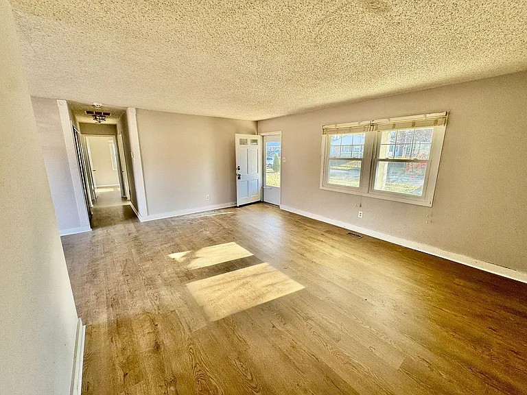 77 Executive Ln — Photo 2
