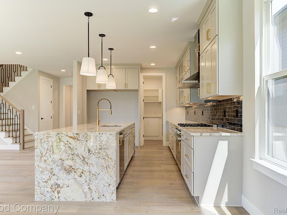 808 Irving Ave, photo 18