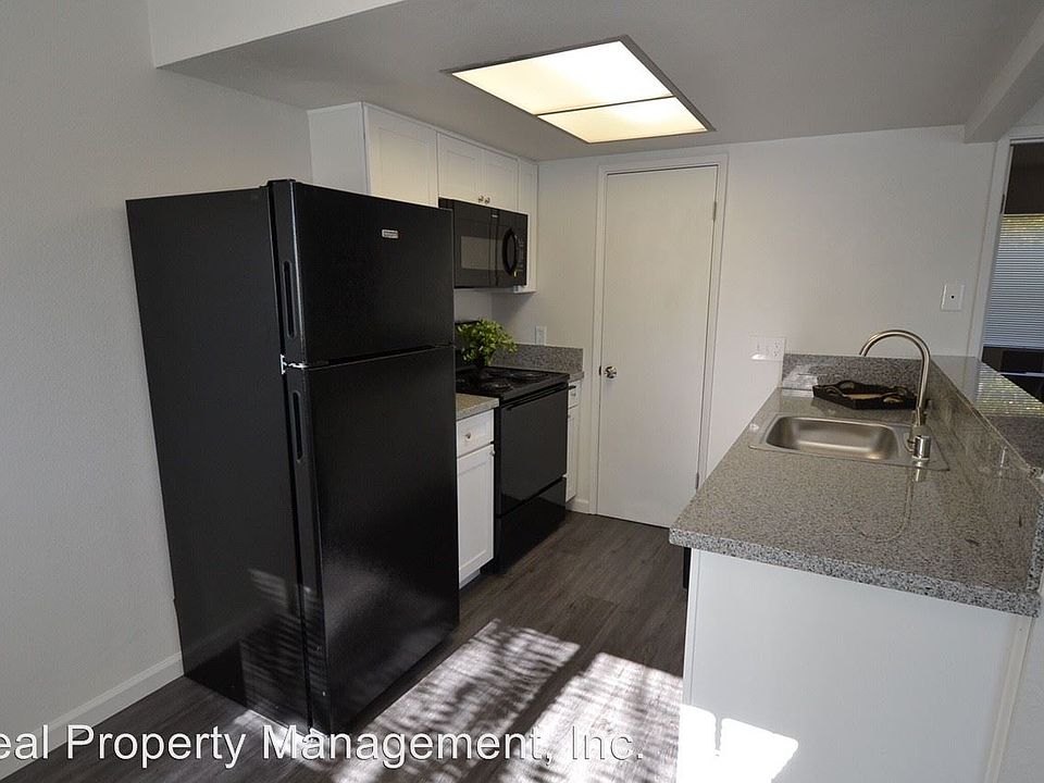 2nd image of 2705 Akard Ave APT 03