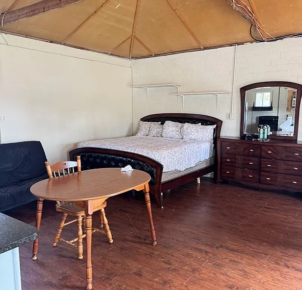 1217 Thompson Pl #BEACH BUNGALOW — Photo 4