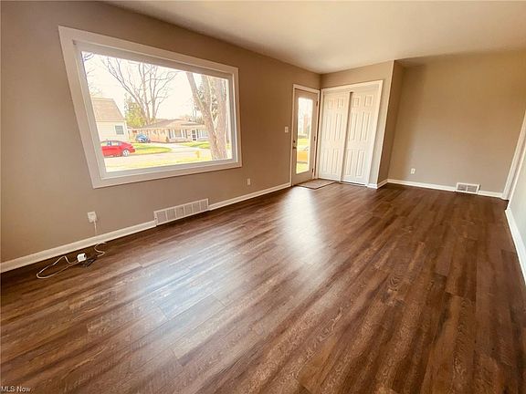 3rd image of 1549 Artman Ave