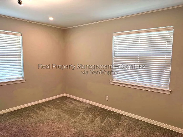 2301 N Warren Ave — Photo 28