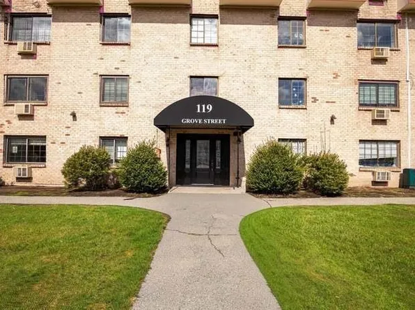 119 Grove St APT 245, Rockland, MA 02370