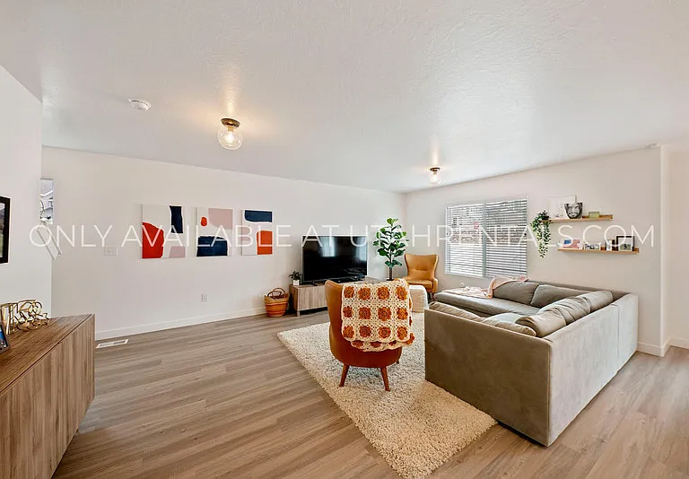 341 N Angus Dr — Photo 9