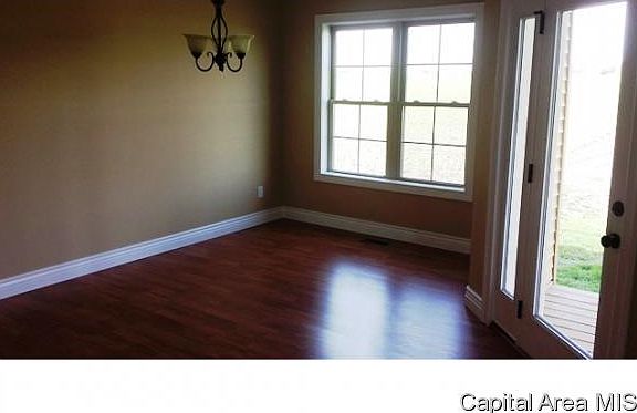 4th image of 504 S Clover Ln