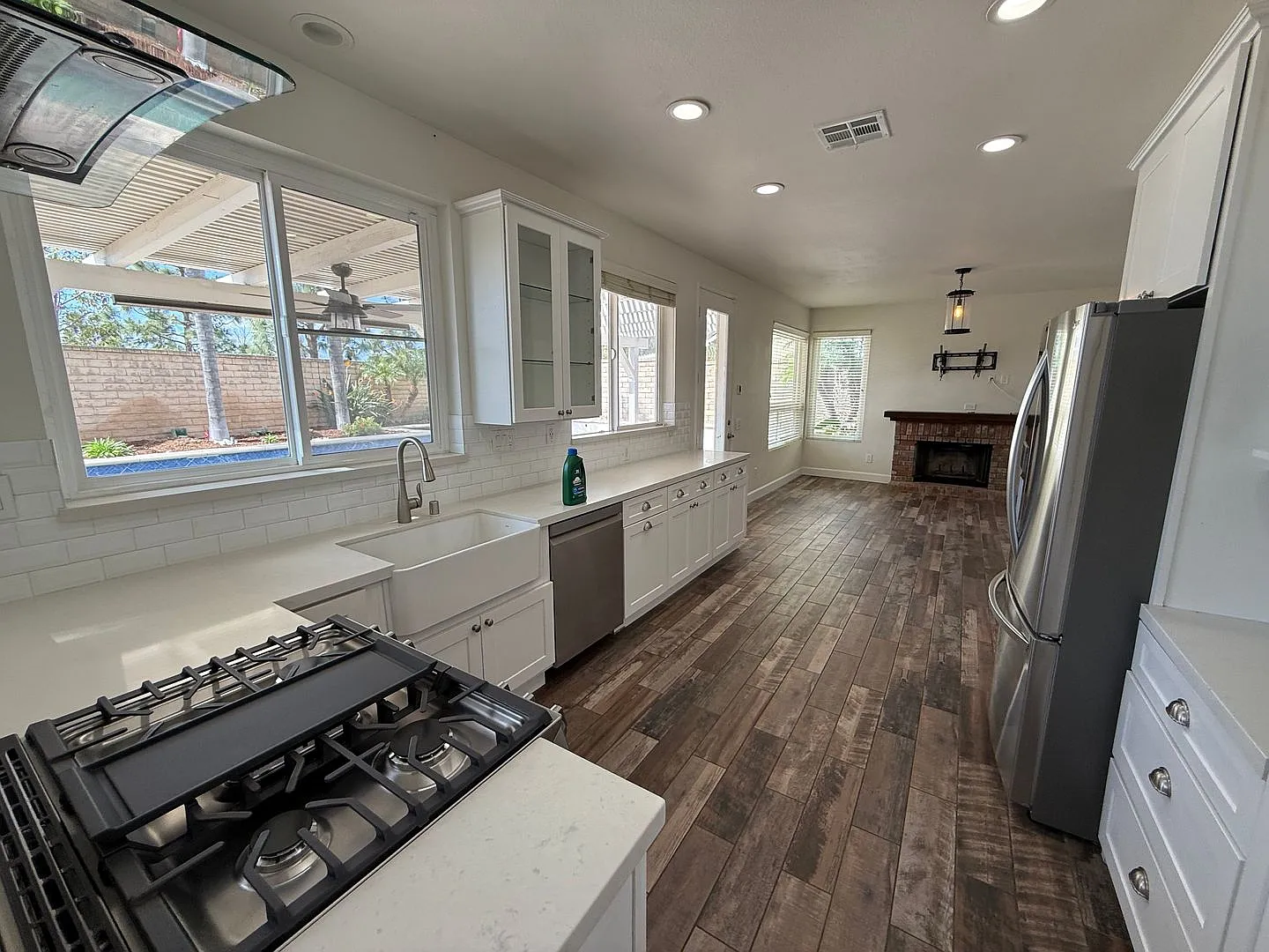 Great Mission Oaks home with pool and entertainers yard — Photo 2