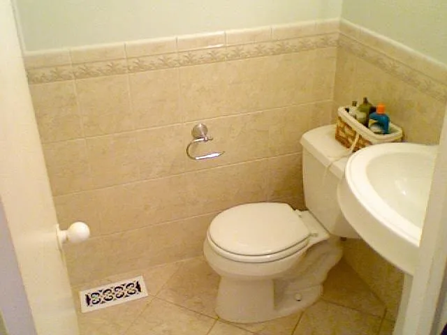Upstairs Full Bathroom