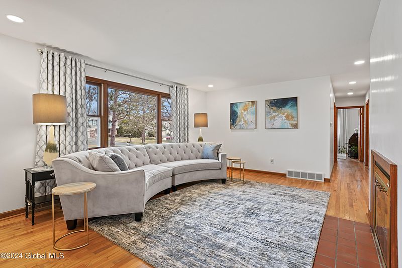 2nd image of 6 Kingswood Dr