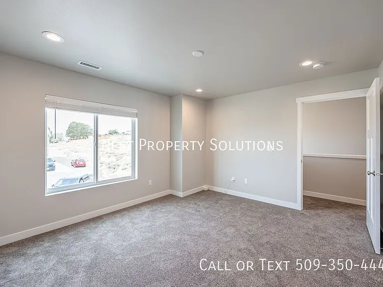 651 Hargraves Ave NE #B — Photo 31